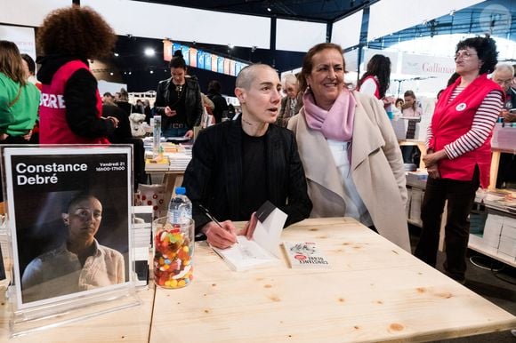 Constance Debré a vécu une enfance difficile avec des parents addicts

Constance Debre participe au "Festival Du Livre De Paris" au Grand Palais Ephemere le 21 avril 2023 à Paris, France. Le salon du livre se déroule du 21 au 23 avril. Photo by Pierrick Villette/ABACAPRESS.COM