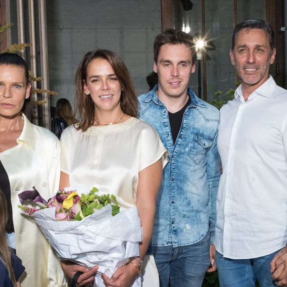 Pauline Ducruet posant entourée de sa mère la princesse Stéphanie de Monaco, son frère Louis Ducruet, son père Daniel Ducruet avec sa femme Kelly et leur fille Linoué lors du défilé de la première collection de sa marque de vêtements Alter Designs, printemps-été 2020, à La Cartonnerie à Paris le 18 juin 2019. © Cyril Moreau/Bestimage