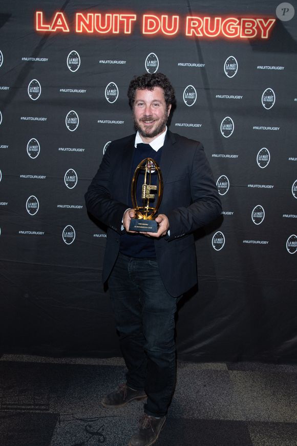 Romain Colucci, prix du "Vivre ensemble"  ( Les Restos du Coeur) lors de la 17ème Nuit du Rugby à l'Olympia à Paris le 27 septembre 2021.

© Pierre Perusseau / Bestimage