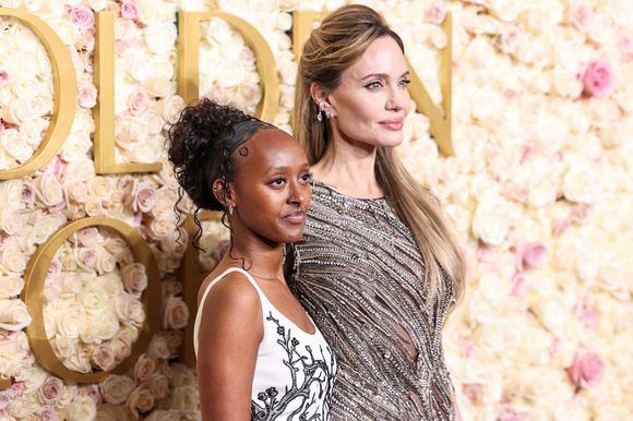 Zahara Marley Jolie et sa mère Angelina Jolie arrivent à la 82ème cérémonie des Golden Globes qui se tient à l'hôtel Beverly Hilton le 5 janvier 2025 à Beverly Hills, Los Angeles, Californie, États-Unis