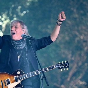 Jean Louis Aubert durant Corsu Mezu Mezu, le concert emmené par Patrick Fiori qui a eu lieu au stade Orange Vélodrome à Marseille, le 22 mai 2026, diffusé le 28 août sur France 3.. © Bruno Bebert/Bestimage