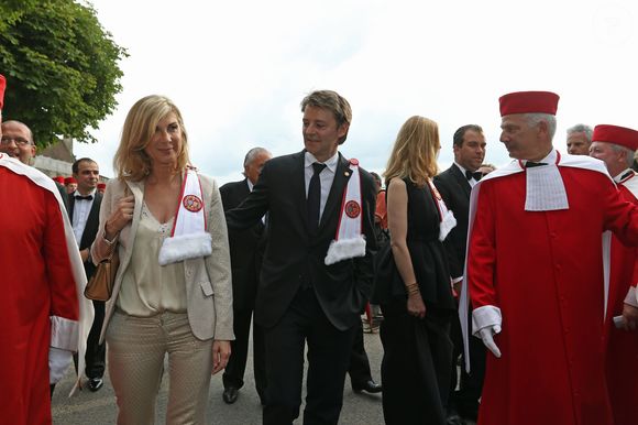 François Baroin intronisé, accompagné de sa compagne Michèle Laroque, dans la confrérie de la Jurade de Saint-Emilion lors de la Fête de la Fleur à Saint-Emilion, le 13 juin 2015 en marge de l'exposition Vinexpo 2015.
Jean-Marc Lhomer / Bestimage