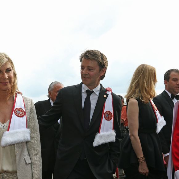 François Baroin intronisé, accompagné de sa compagne Michèle Laroque, dans la confrérie de la Jurade de Saint-Emilion lors de la Fête de la Fleur à Saint-Emilion, le 13 juin 2015 en marge de l'exposition Vinexpo 2015.
Jean-Marc Lhomer / Bestimage