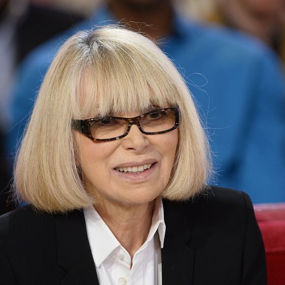 Mireille Darc - Enregistrement de l'émission "Vivement Dimanche" à Paris le 06 Avril 2015 et qui sera diffusée le 10 Mai 2015. Invité principal Pierre Richard.