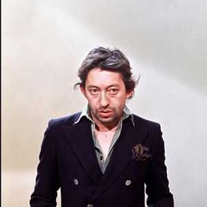 Que ce soit à travers leurs collaborations musicales

Serge Gainsbourg sur un plateau de télévision.
Bestimage
