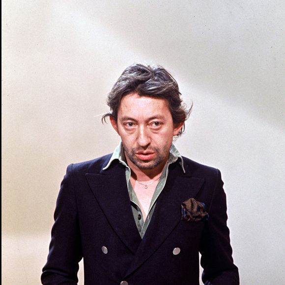 Que ce soit à travers leurs collaborations musicales

Serge Gainsbourg sur un plateau de télévision.
Bestimage