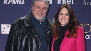 David Douillet et son épouse Vanessa ouvrent les portes de leur maison dans l'Ain et montrent une pièce où ils ont coutume de se retrouver