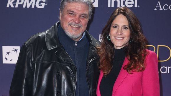 David Douillet et son épouse Vanessa ouvrent les portes de leur maison dans l'Ain et montrent une pièce où ils ont coutume de se retrouver