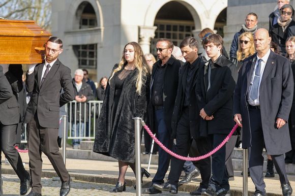 Milla Savarese, la fille de la défunte, le veuf Michel Ferracci et ses fils Enzo Ferracci et Maël Ferracci à la sortie des obsèques d'Emilie Dequenne au cimetière Père Lachaise à Paris, France, le 26 mars 2025. © Cyril Moreau/Bestimage