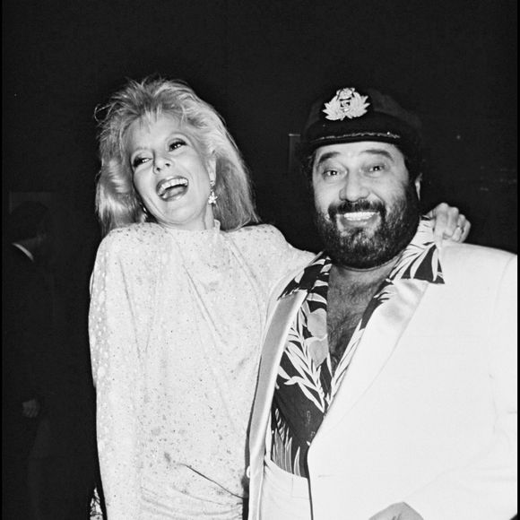 Sylvie Vartan a récemment partagé sur Instagram une série de photos montrant sa complicité avec Carlos au bord d’une piscine, rappelant leur amitié profonde. 

Archives - Sylvie Vartan et le chanteur Carlos aux Victoires de la Musique. RINDOFF-PATERSON / BESTIMAGE