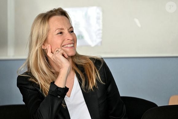 Estelle Lefébure, marraine du concours "Oceano Pour Tous", a rencontré des éléves de 4ème et 3ème, du collége Pierre Puget, accompagnés par madame Masse, leur professeur d'histoire-géogaphie et de madame Garrache, leur professeur de physique, à Toulon, le 9 mars 2023. © Bruno Bebert / Bestimage