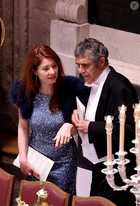 Avant de prendre place pour le banquet à l'occasion duquel une grande table était dressée pour satisfaire les appétits des plus de 150 convives de l'événement

Julien Clerc et sa compagne Hélène Grémillon lors d’un banquet d’état à Guildhall, Londres le 9 juillet 2025. Le couple présidentiel français est en voyage officiel au Royaume Uni pour trois jours.

© Dominique Jacovides / Bestimage