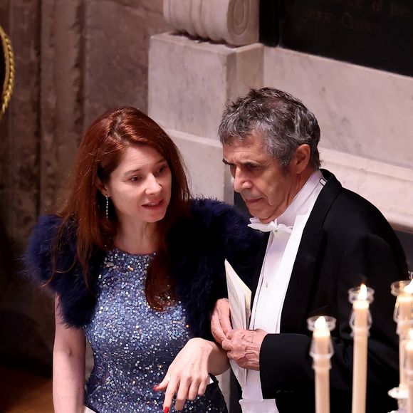 Avant de prendre place pour le banquet à l'occasion duquel une grande table était dressée pour satisfaire les appétits des plus de 150 convives de l'événement

Julien Clerc et sa compagne Hélène Grémillon lors d’un banquet d’état à Guildhall, Londres le 9 juillet 2025. Le couple présidentiel français est en voyage officiel au Royaume Uni pour trois jours.

© Dominique Jacovides / Bestimage