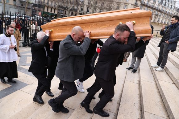 Le cercueil arrive à la cérémonie funéraire de Rolland Courbis à l'église de la Madeleine à Paris, France, le 14 janvier 2026. Photo par Jerome Domine/ABACAPRESS.COM