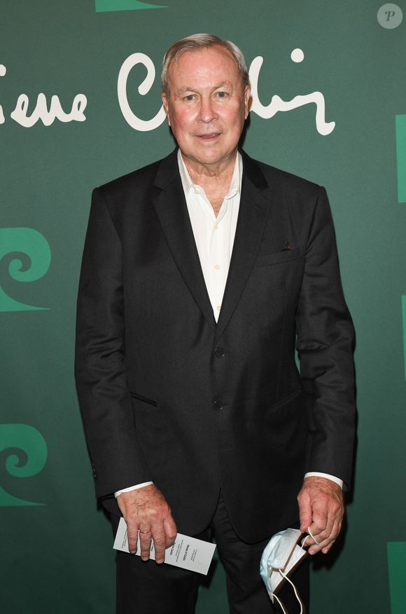 Profondément marqué par un engagement artistique et humain, il laisse une œuvre majeure, entre exigence et poésie.


Bob Wilson - Photocall - Soirée exceptionnelle en l'honneur de Pierre Cardin à l'occasion des 70 ans de sa maison de couture et projection du film documentaire "House of Cardin" suivi d'un cocktail au théâtre du Châtelet à Paris, le 21 septembre 2020. © Coadic Guirec/Bestimage