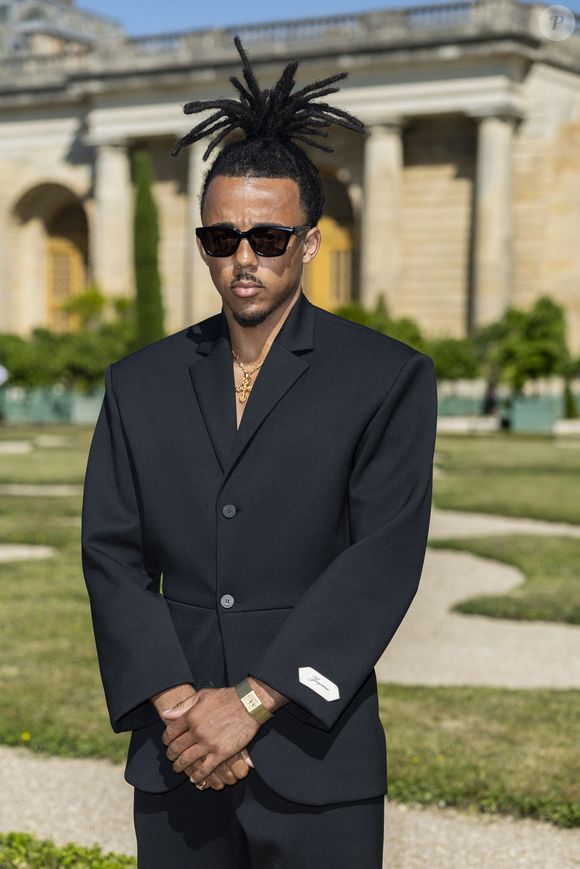 Cette image a rapidement déclenché des spéculations sur une possible romance

Jules Koundé - VIP @ Défilé de mode Jacquemus dans les jardins de l’Orangerie à Versailles le 29 juin 2025. au photocall du défilé Jacquemus de la mode homme Printemps/Été 2026 dans le cadre de la Fashion Week de Paris dans les jardins de l’Orangerie à Versailles, France, le 29, 2025. © Olivier Borde/Bestimage