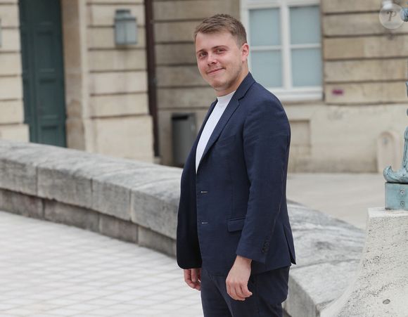 La faute à ses insultes proférées à l'encontre du député Louis Boyard dans "Touche pas à mon poste" en 2022.

Louis Boyard - Les députés élus aux dernières élections législatives arrivent à l'Assemblée Nationale à Paris le 8 juillet 2024.

© Jonathan Rebboah / Panoramic / Bestimage