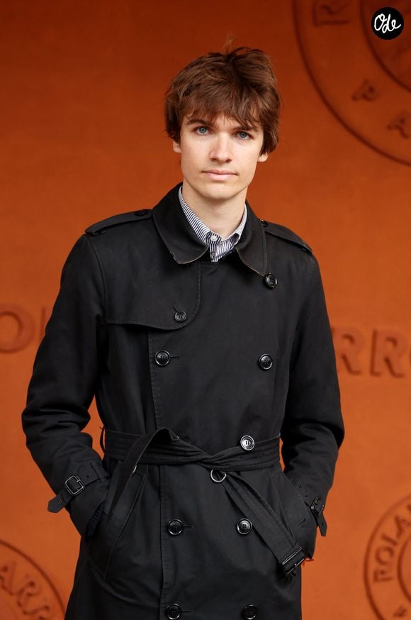 Le chanteur évoque son enfance et ses expériences amoureuses.

Pierre de Maere au photocall du village lors des Internationaux de France de Tennis de Roland Garros 2026, à Paris, France, le 6 juin 2026. © Jacovides-Moreau/Bestimage