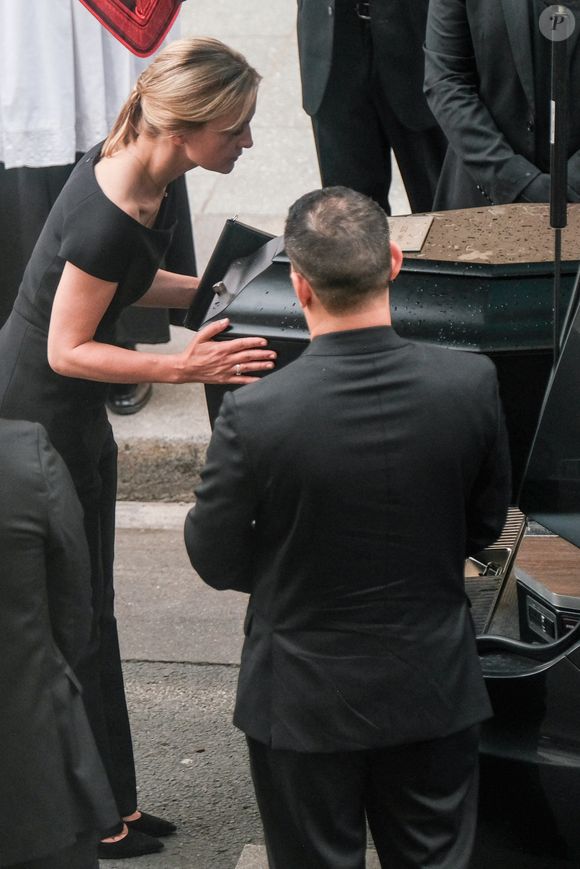 Audrey Crespo-Mara - Sorties des obsèques de Thierry Ardisson en l’église Saint-Roch de Paris, France, le 17 juillet 2025. © Bestimage