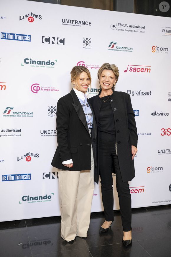Mélanie Thierry  était pour l'occasion accompagnée de sa mère. 

Mélanie Thierry et sa mère au photocall de la Cérémonie des Lumières à l'Institut du monde arabe à Paris le 18 janvier 2026.

© Perusseau / Sarkissian / Bestimage