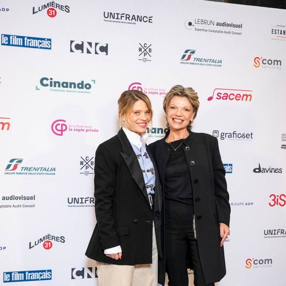 Mélanie Thierry  était pour l'occasion accompagnée de sa mère. 

Mélanie Thierry et sa mère au photocall de la Cérémonie des Lumières à l'Institut du monde arabe à Paris le 18 janvier 2026.

© Perusseau / Sarkissian / Bestimage
