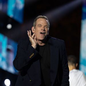 Une chanson de l'opus vient directement d’une composition de sa fille Emelie.

Garou - Enregistrement de l'émission "La fête de la Musique" à Reims le 21 juin, et diffusée le 22 juin à 21h10 sur France 2 et sur France.tv. Une soirée inédite, mise en scène et chorégraphié par K.Ouali, avec plus de 40  artistes en live. Ils seront accompagnés par les danseurs de la troupe du Paradis Latin. Une soirée de fête rythmée par des medleys, des duos exceptionnels, les tubes du moment et les talents d'aujourd'hui et de demain.
© Jack Tribeca / Jeremy Melloul / Bestimage