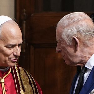 Le roi Charles III d'Angleterre et Camilla Parker Bowles, reine consort d'Angleterre, quittent le pape Léon XIV après avoir assisté au service œcuménique dans la chapelle Sixtine au Vatican, le 23 octobre 2025. Photo par PA Photo/ Bestimage