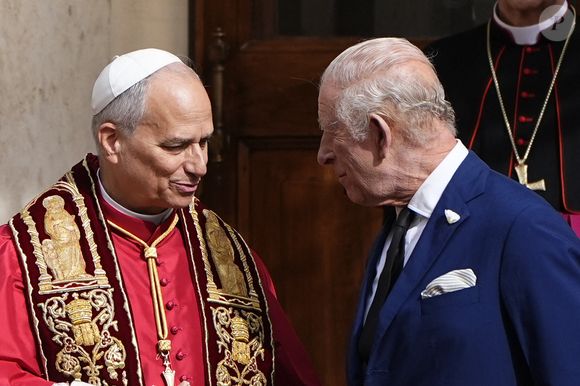 Le roi Charles III d'Angleterre et Camilla Parker Bowles, reine consort d'Angleterre, quittent le pape Léon XIV après avoir assisté au service œcuménique dans la chapelle Sixtine au Vatican, le 23 octobre 2025. Photo par PA Photo/ Bestimage