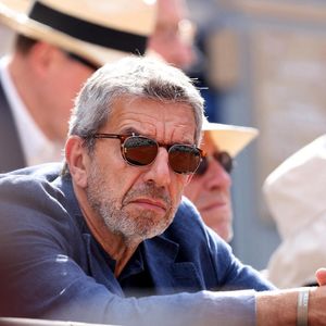 Michel Cymes dans les tribunes des Internationaux de France de tennis de Roland Garros 2024 à Paris, France, le 3 juin 2024. © Jacovides-Moreau/Bestimage