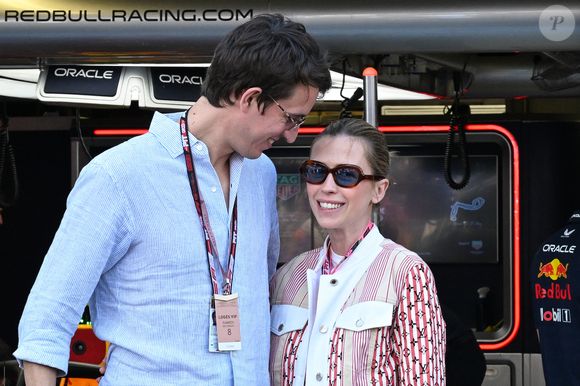 À l'âge des premières sorties, les Arnault ne sont pas sans limite. Les cartes de crédit sont plafonnées par les parents. 

Alexandre Arnault et sa femme Geraldine Guyot  - Practice ahead of the F1 Grand Prix of Monaco at Circuit de Monaco on May 24, 2025 in Monte-Carlo, Monaco. © Lionel Urman / Bestimage