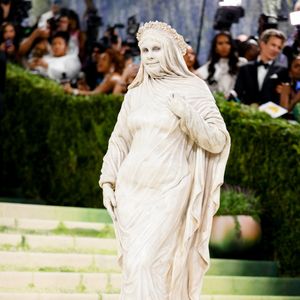 Heidi Klum a, à nouveau, prouvé qu'elle n'avait pas d'égale pour interpréter un thème, arrivant totalement méconnaissable face aux photographes.

Heidi Klum au Met Gala 2026, célébrant "Costume Art" au Metropolitan Museum of Art à New York City.

©Bestimage