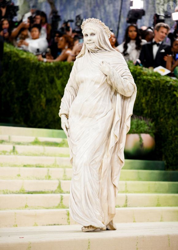 Heidi Klum a, à nouveau, prouvé qu'elle n'avait pas d'égale pour interpréter un thème, arrivant totalement méconnaissable face aux photographes.

Heidi Klum au Met Gala 2026, célébrant "Costume Art" au Metropolitan Museum of Art à New York City.

©Bestimage