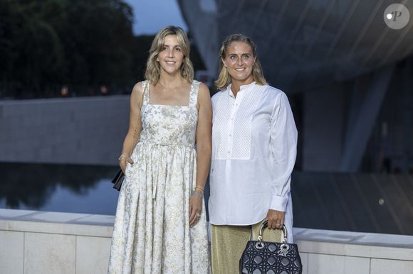 “La 4ème petite personne verra le jour début juillet, au plus tard et sa maman, Typhaine Lacroix, est déjà là plus courageuse des mamans”, ajoute-t-elle

Pauline Déroulède et Typhaine Lacroix - Photocall du dîner "Prelude pour les JO" à la Fondation Vuitton à Paris, France, le 25 juillet 2024. © Olivier Borde/Bestimage