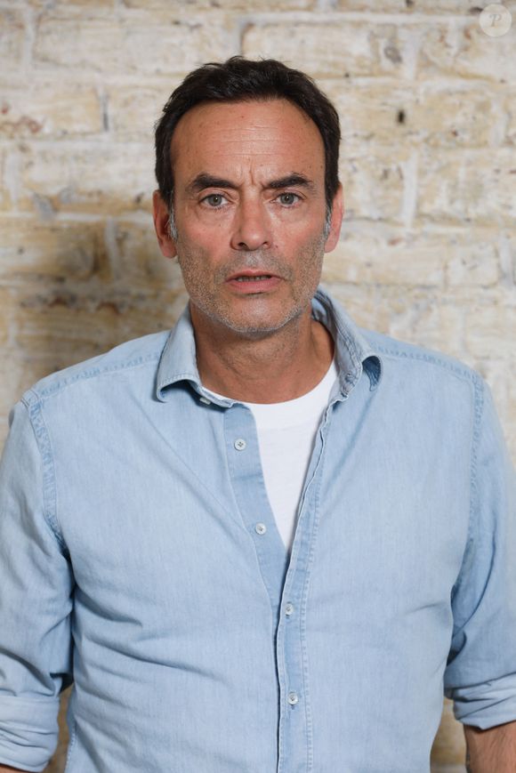 Exclusif - Anthony Delon en prise de vue studio en marge du tournage du clip "Je garde le sourire !" de l'association Laurette Fugain dans les Studios de l'Usine à Paris, France, le 19 septembre 2024. © Christophe Clovis/Bestimage