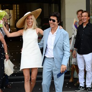 Les jeunes mariés, Jean-Luc Lahaye et sa femme Paola (Lahaye-Aubin) à la sortie de la mairie du 18ème arrondissement de Paris - J.L.Lahaye s'est marié en secondes noces avec sa compagne P.Aubin à la mairie du 18ème arrondissement de Paris, le 2 juillet 2025. © Agence / Bestimage