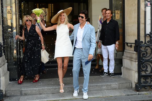 Les jeunes mariés, Jean-Luc Lahaye et sa femme Paola (Lahaye-Aubin) à la sortie de la mairie du 18ème arrondissement de Paris - J.L.Lahaye s'est marié en secondes noces avec sa compagne P.Aubin à la mairie du 18ème arrondissement de Paris, le 2 juillet 2025. © Agence / Bestimage