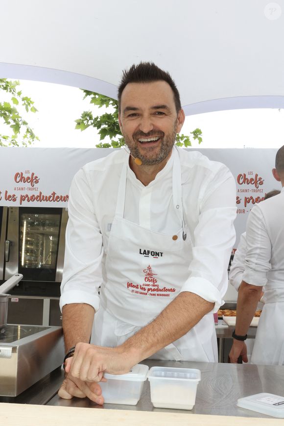 Le chef étoilé a signé pour s'installer dans le prestigieux gratte-ciel du 345 Park Avenue, situé dans l'un des quartiers d'affaires les plus huppés et dynamiques de l'East Side à Manhattan. Un spot stratégique et luxueux qui risque bien d'attirer le tout-New York !

Les Chefs à Saint-Tropez fêtent les producteurs 2025 - Inauguration de la 5e édition, les Chefs et les producteurs se retrouvent sur la place des Lices à Saint-Tropez, le 3 mai 2025. Le chef Cyril Lignac. ©Jean-Marc Lhomer / Bestimage.