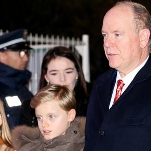 Le prince Albert II de Monaco, la princesse Charlene, leurs enfants, la princesse Gabriella et le prince héréditaire Jacques ont inauguré le marché de Noël sur le port Hercule à Monaco, le 5 décembre 2025. La famille princière était accompagnée par Mélanie Antoinette de Massy, M. Georges Marsan, le maire de Monaco, M. Christophe Mirmand, le ministre d'Etat de la Principauté, M. Thomas Brezzo, le président du Conseil National monégasque, et bon nombre d'élus municipaux. © Claudia Albuquerque/Bestimage