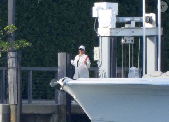 Anna Kournikova, enceinte, son compagnon Enrique Iglesias et leurs enfants, Lucy et Nicholas, 7 ans, et de leur petite sœur Mary, 5 ans, font une sortie en bateau à Miami, le 12 octobre 2025. 
©305SCHOCK / Bestimage