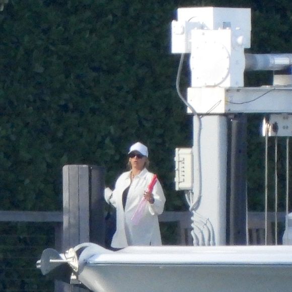 Anna Kournikova, enceinte, son compagnon Enrique Iglesias et leurs enfants, Lucy et Nicholas, 7 ans, et de leur petite sœur Mary, 5 ans, font une sortie en bateau à Miami, le 12 octobre 2025. 
©305SCHOCK / Bestimage