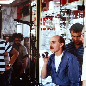 Michel Blanc lors du tournage de son premier film en tant que réalisateur "Marche à l'Ombre" dans le 15e arrondissement de Paris, France, en juin 1984. Photo par Christophe Geyres/ABACAPRESS.COM