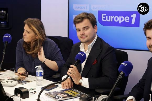 Exclusif - Valérie Benaim, Gauthier Le Bret - Cyril Hanouna sur le plateau de de l'émission " On Marche Sur La Tête " présentée par C.Hanouna et diffusée en direct sur Europe 1 à Paris le 29 avril 2025.
Au micro d'Europe 1,l'ex-animateur phare de C8 a réagi aux rumeurs l'annonçant candidat en 2027.
Il met finalement fin au suspens et aux rumeurs. L'animateur Cyril Hanouna a fermé la porte à une candidature à la présidentielle évoquant un canular qu'il avait lancé depuis plusieurs semaines autour de cette idée.
"Je ne me présenterai pas en 2027, ni en 2032, ni en 2037, ni en 2042", a-t-il déclaré sur Europe 1, en réaction à la Une du magazine Valeurs actuelles le donnant partant pour cette course à l'Elysée. "Je suis inquiet pour la France mais ma seule priorité dans les mois, les années, les siècles à venir, c'est essayer de faire rire" les Français et "oublier les tracas du quotidien", a-t-il assuré.
Le roi du clash et des audiences a été recruté par le groupe M6 pour animer à partir de septembre deux émissions, sur Fun Radio les après-midis et sur la chaîne W9 en avant-soirée. © Jack Tribeca/Bestimage