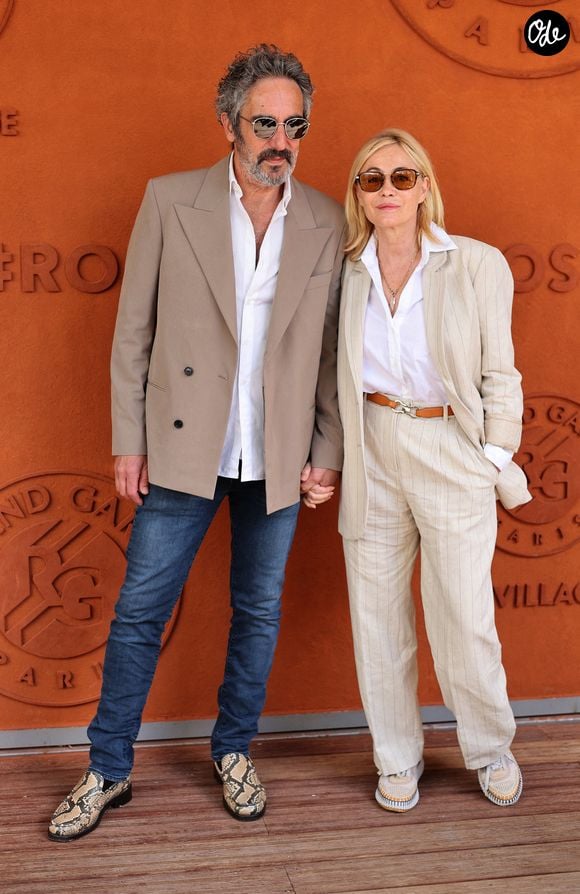 Emmanuelle Béart et son compagnon Frédéric Chaudier - Célébrités au village lors des Internationaux de France de tennis de Roland Garros 2024 à Paris le 9 juin 2024. © JACOVIDES-MOREAU / BESTIMAGE