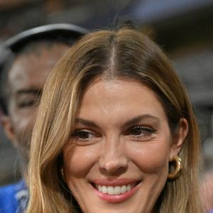 Iris Mitteneare assiste à la finale du Top 14 - I.Mittenaere enlace son compagnon A.Dupont à l'issue de la victoire des Toulousains en finale du Top 14, face à Montpellier (28 - 20) au stade de France, le 27 juin 2026. © Christian Liewig / Bestimage