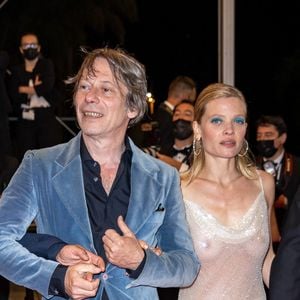 Mélanie Thierry (habillée en Celine), Mathieu Amalric - Montée des marches du film "Tralala" lors du 74ème Festival International du Film de Cannes. Le 13 juillet 2021. © Borde-Jacovides-Moreau / Bestimage