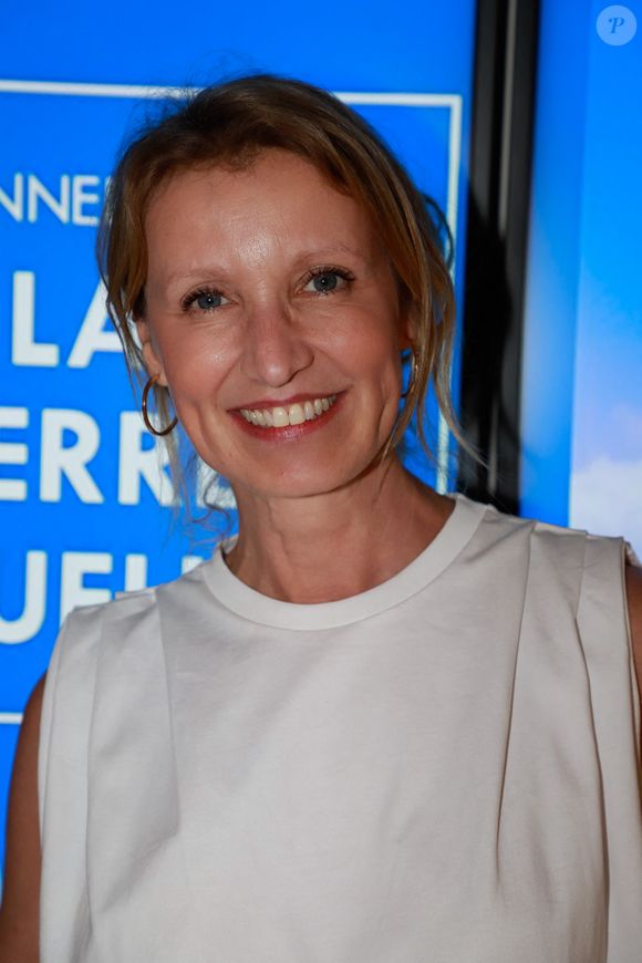 Dans une interview accordée à "La Bande Originale" sur France Inter, l'actrice de 54 ans a remis les choses au clair.

Alexandra Lamy lors de la première du film "Compostelle" au cinéma Le Grand Palace aux Sables-d'Olonne le 19 mars 2026.

© Noël Carrier / Bestimage
