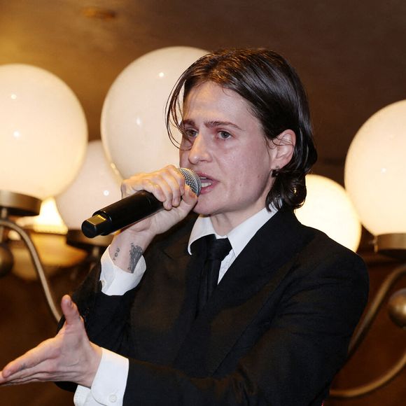 Si l'artiste a choisi de se rebaptiser Christine And The Queens pour ses premières scènes, un changement d'identité s'est opéré sur les années suivantes...

Christine And The Queens aka Redcar Rahim participe au Prix Wepler 2025, organisé à la Brasserie Wepler à Paris, France, le 10 novembre 2025. Photo par Jerome Domine/Abaca