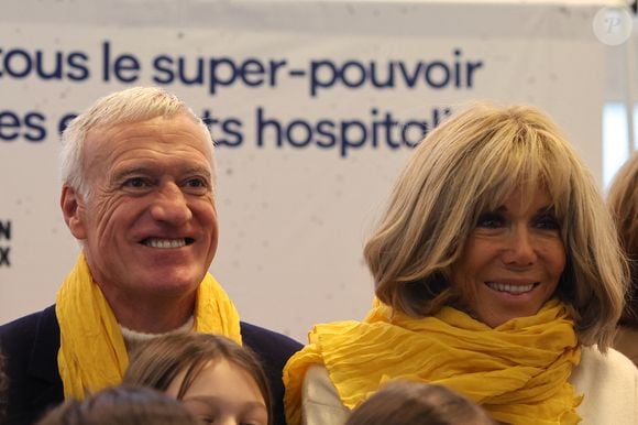 Le sélectionneur de l'équipe de France de football Didier Deschamps et Brigitte Macron se tiennent devant le bureau de poste principal de Bordeaux, dans le sud-ouest de la France, le 8 janvier 2025, alors qu'ils lancent l'édition 2025 du fonds de charité appelé "Opérations pièces jaunes", dont la fondation vise à améliorer les conditions des enfants hospitalisés. Le sélectionneur de l'équipe de France, vainqueur de la Coupe du monde 2018, Didier Deschamps, a annoncé le 8 janvier 2025 qu'il quitterait son poste après la phase finale de 2026. © Fabien Cottereau - Patrick Bernard/Bestimage