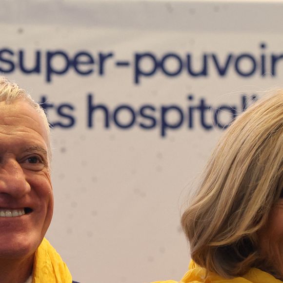 Le sélectionneur de l'équipe de France de football Didier Deschamps et Brigitte Macron se tiennent devant le bureau de poste principal de Bordeaux, dans le sud-ouest de la France, le 8 janvier 2025, alors qu'ils lancent l'édition 2025 du fonds de charité appelé "Opérations pièces jaunes", dont la fondation vise à améliorer les conditions des enfants hospitalisés. Le sélectionneur de l'équipe de France, vainqueur de la Coupe du monde 2018, Didier Deschamps, a annoncé le 8 janvier 2025 qu'il quitterait son poste après la phase finale de 2026. © Fabien Cottereau - Patrick Bernard/Bestimage