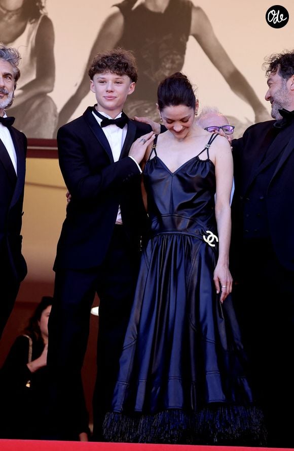 Marcel Canet et sa mère Marion Cotillard - Montée des marches du film « Karma » lors du 79ème Festival International du Film de Cannes, le 15 mai 2026. © Jacovides-Moreau / Bestimage